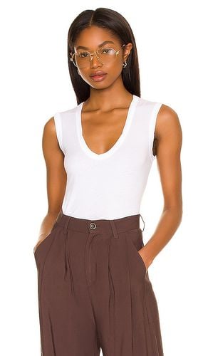 Estina Gauzy Whisper Scoop Neck Tank in . Taglia M, XL, XS - Velvet by Graham & Spencer - Modalova