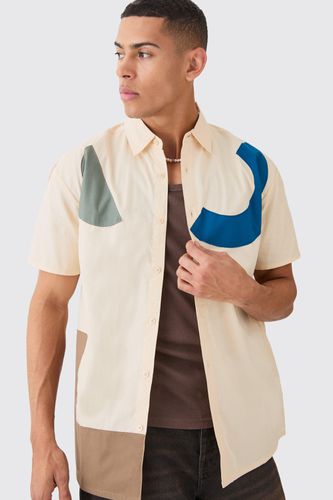Short Sleeve Oversized Poplin Shapes Applique Shirt - - L - boohooMAN - Modalova