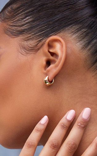 Womens Gold Huggie Hoop Earrings - - One Size - NastyGal UK (+IE) - Modalova