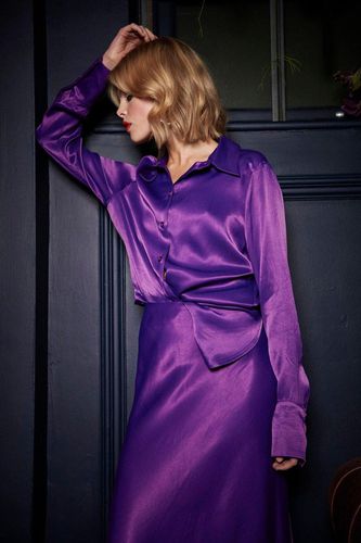 Womens Long Sleeved Satin Shirt With Button Through Front In - 6 - NastyGal UK (+IE) - Modalova