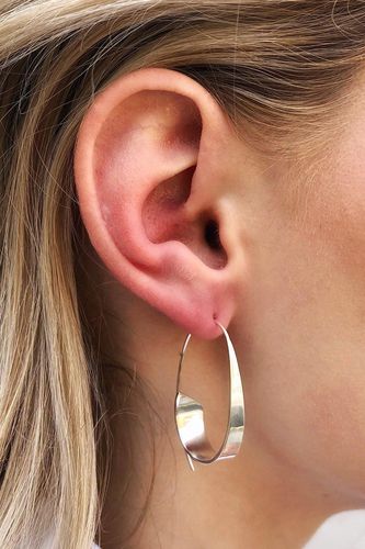 Womens Curled Ribbon Sterling Silver Hoop Earrings - - One Size - Otis Jaxon London - Modalova
