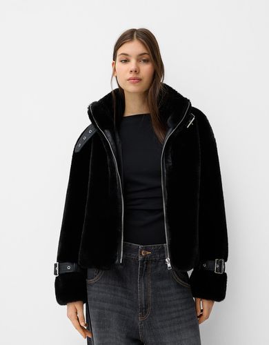 Cazadora Efecto Pelo Cuello Alto Mujer S - Bershka - Modalova