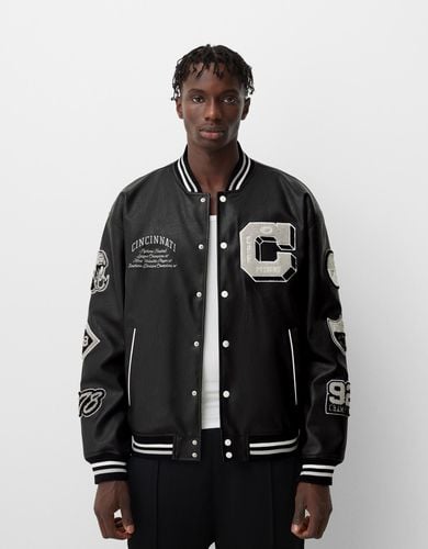 Cazadora Bomber Efecto Piel Varsity Hombre M - Bershka - Modalova