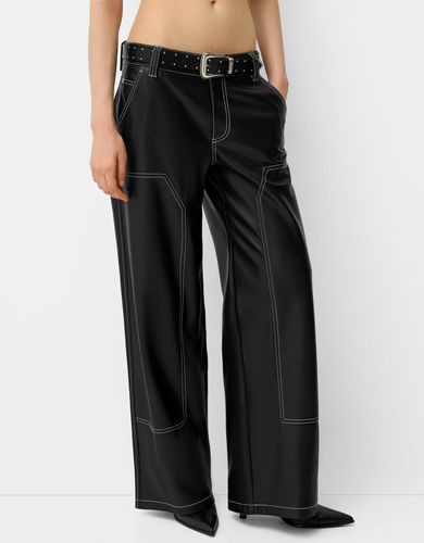 Pantalón Efecto Piel Contraste Cinturón Mujer 40 - Bershka - Modalova