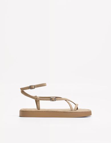 Ras Mujer 38 Cuero" - Bershka - Modalova