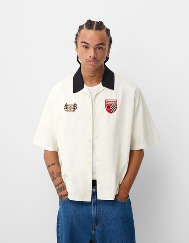 Camisa Manga Corta Boxy Bordada Hombre L - Bershka - Modalova