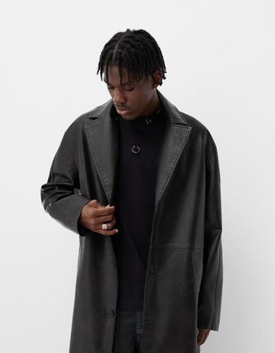 Abrigo Trench Efecto Piel Oversize Hombre M - Bershka - Modalova