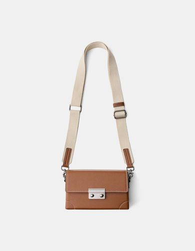 Bolso Caja Rígida Hombre - Bershka - Modalova