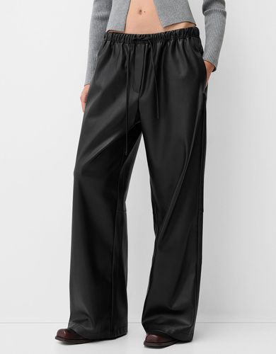 Pantalón Ancho Efecto Piel Mujer Xs - Bershka - Modalova