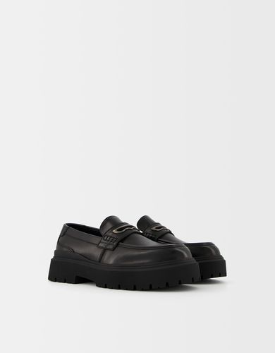 Mocasín Detalle Metálico Hombre 43 - Bershka - Modalova