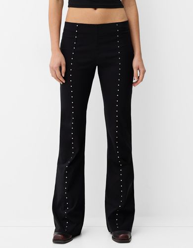 Pantalón Flare Tachas Mujer L - Bershka - Modalova