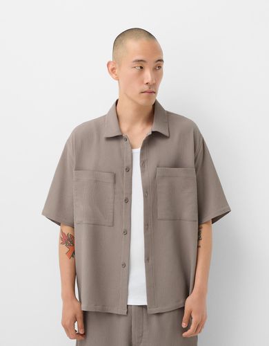 Camisa Manga Corta Plisada Hombre L - Bershka - Modalova