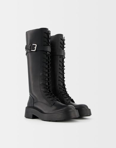 Bota Plana Acordonada Beershka X Beetlejuice Mujer 38 - Bershka - Modalova