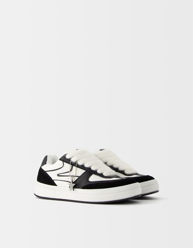 Zapatillas Skate Detalle Llavero Mujer 35 - Bershka - Modalova