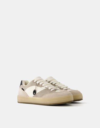 Zapatillas Detalle Llavero Hombre 39 - Bershka - Modalova