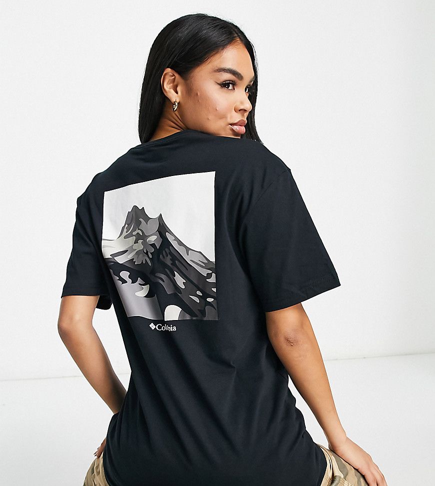 Mountain - T-shirt boyfriend nera con stampa sul retro - In esclusiva per ASOS - Columbia - Modalova