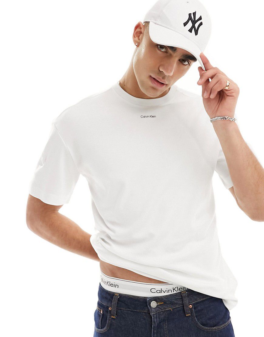 Nano - T-shirt bianca con logo micro in tessuto interlock - Calvin Klein - Modalova