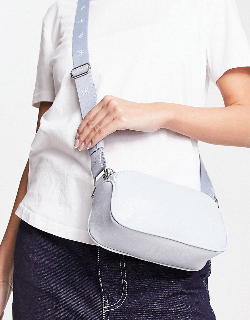 Camera bag azzurra con doppia zip e monogramma sulla tracolla - Calvin Klein Jeans - Modalova