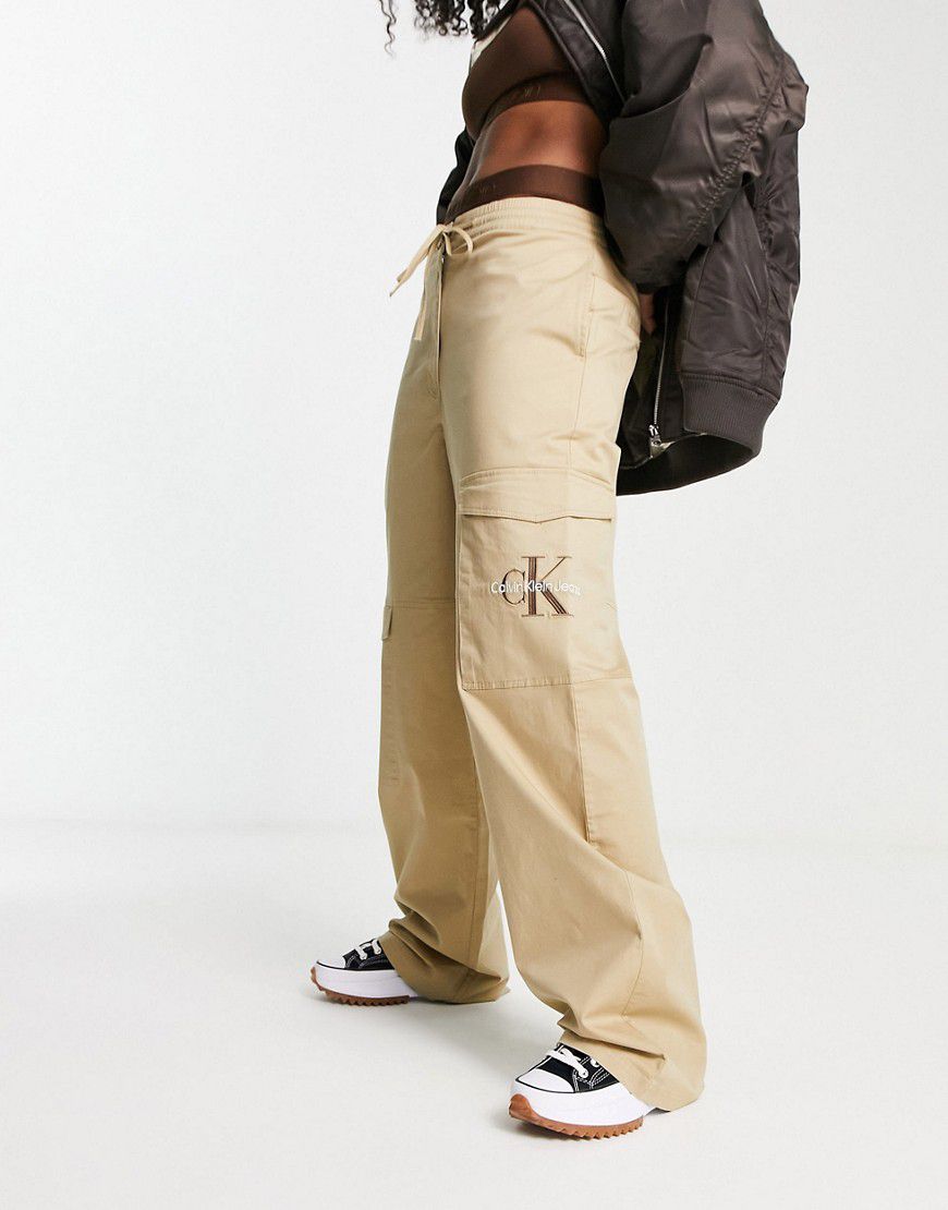 Pantaloni cargo beige con logo - Calvin Klein Jeans - Modalova