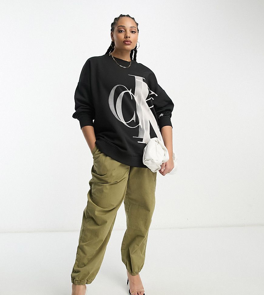 Plus - Felpa nera con logo a monogramma - Calvin Klein Jeans - Modalova