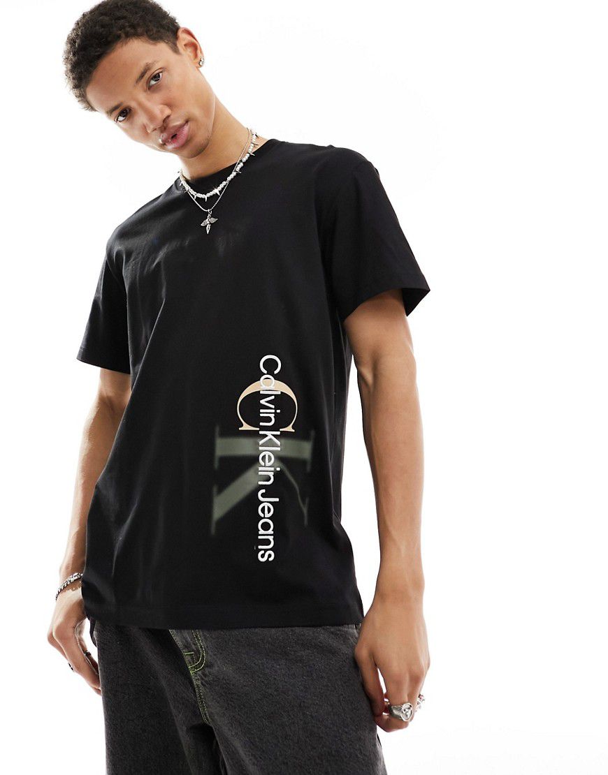 T-shirt nera con logo a monogramma bicolore - Calvin Klein Jeans - Modalova