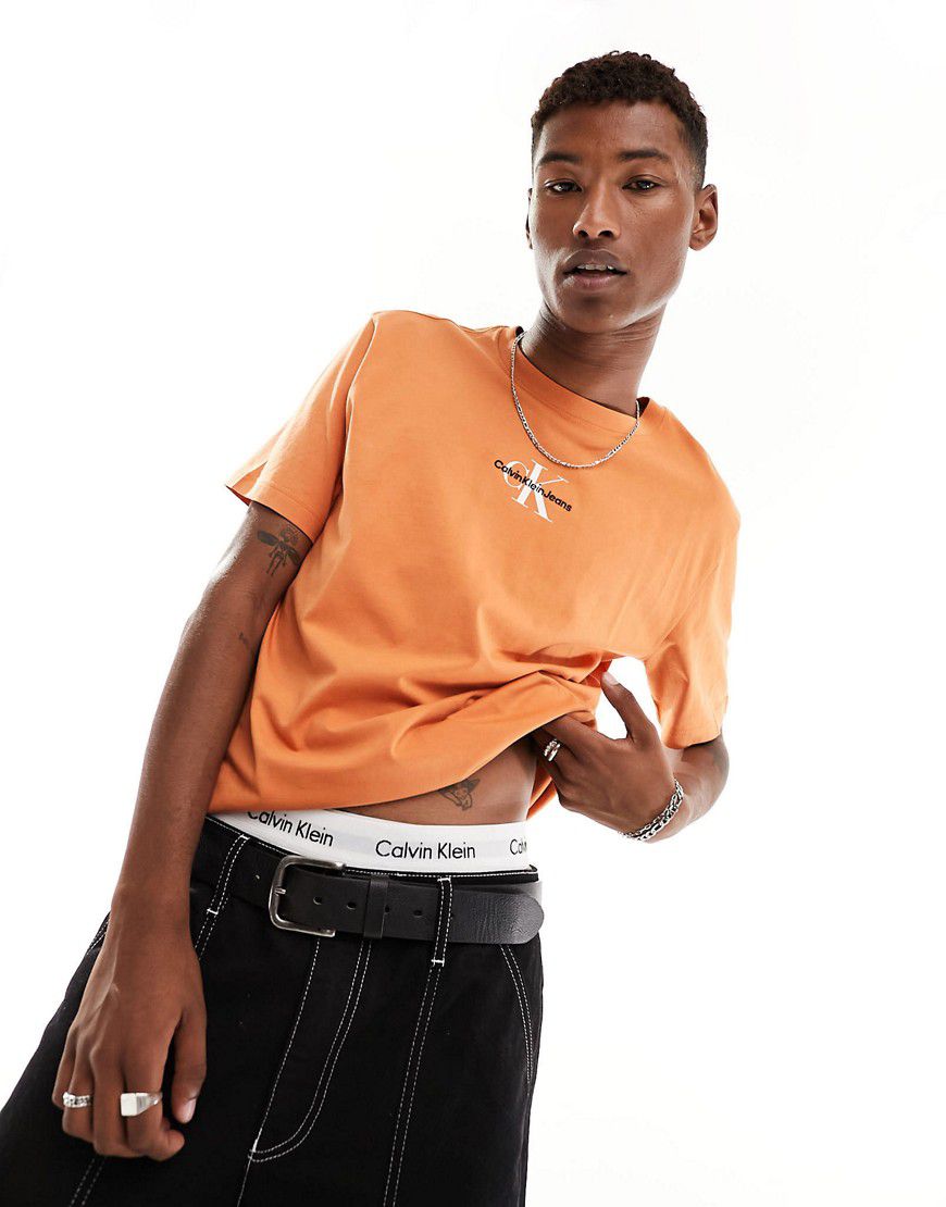 T-shirt vestibilità classica color argilla con monogramma del logo - Calvin Klein Jeans - Modalova