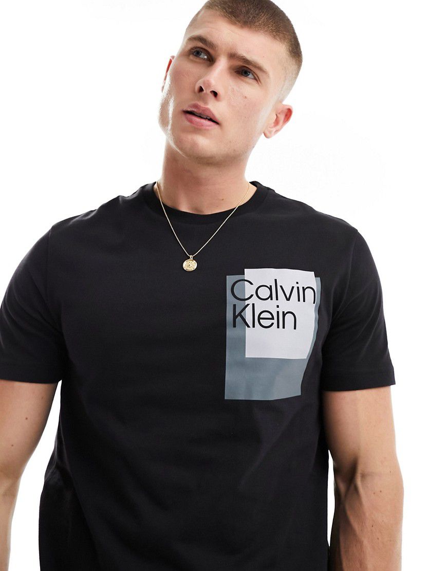 T-shirt nera con riquadro sovrapposto del logo - Calvin Klein - Modalova