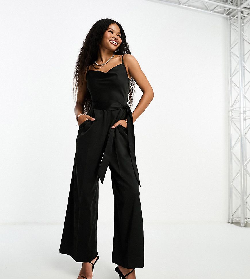 Petite - Tuta jumpsuit nera in raso con scollo ad anello - Closet London - Modalova