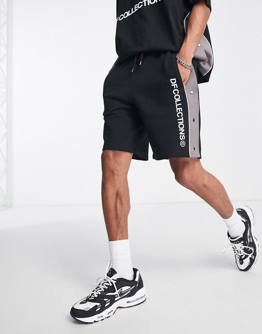 ASOS Dark Future - Pantaloncini comodi con cucitura laterale con bottoni a pressione e stampa con logo neri in coordinato - ASOS DESIGN - Modalova