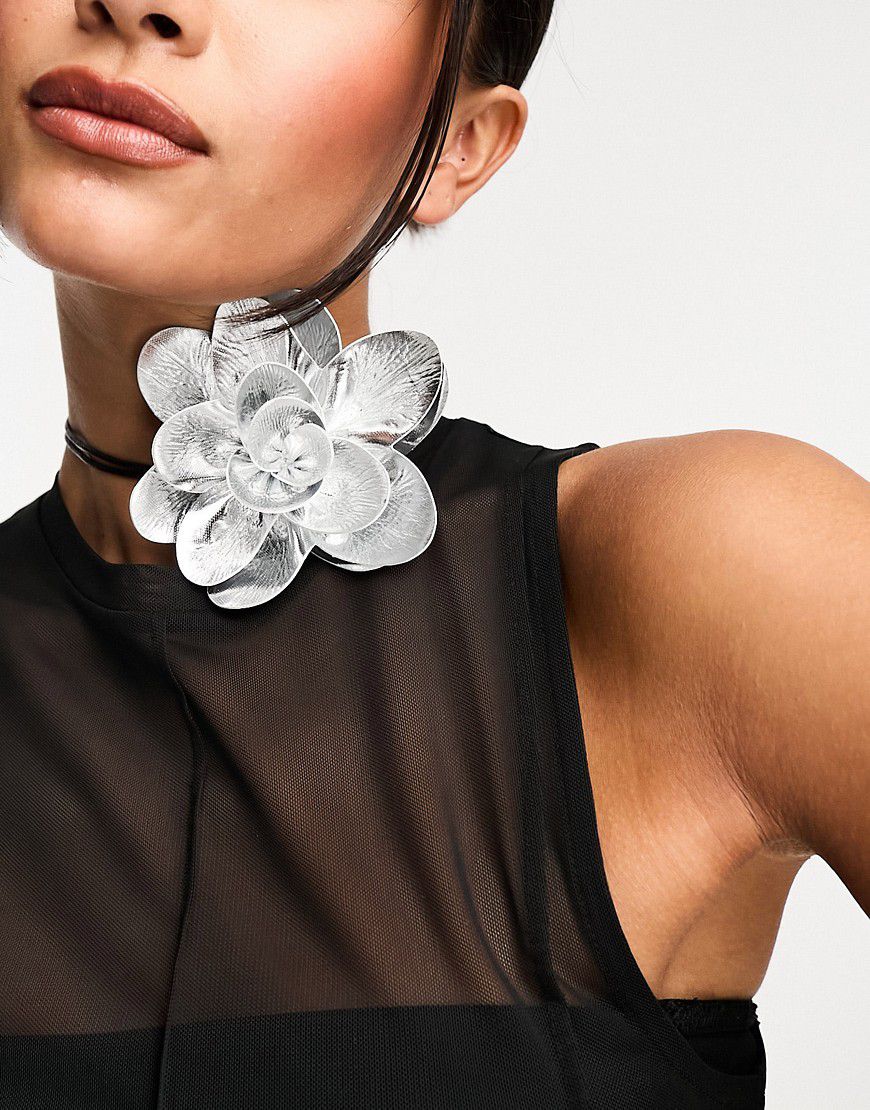 Collarino con decorazione floreale color argento metallizzato - ASOS DESIGN - Modalova