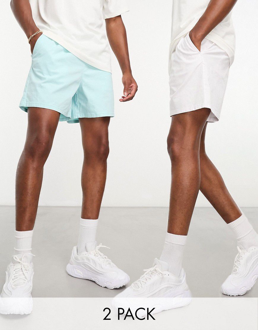 Confezione multipack da 2 pantaloncini chino ampi taglio corto bianchi e azzurri - Risparmia - ASOS DESIGN - Modalova