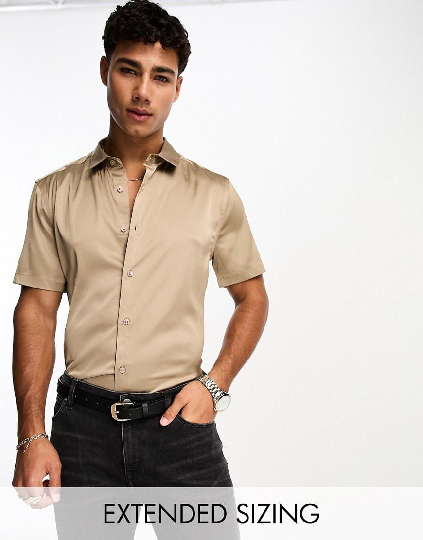 Camicia skinny con maniche risvoltate in raso color sabbia - ASOS DESIGN - Modalova