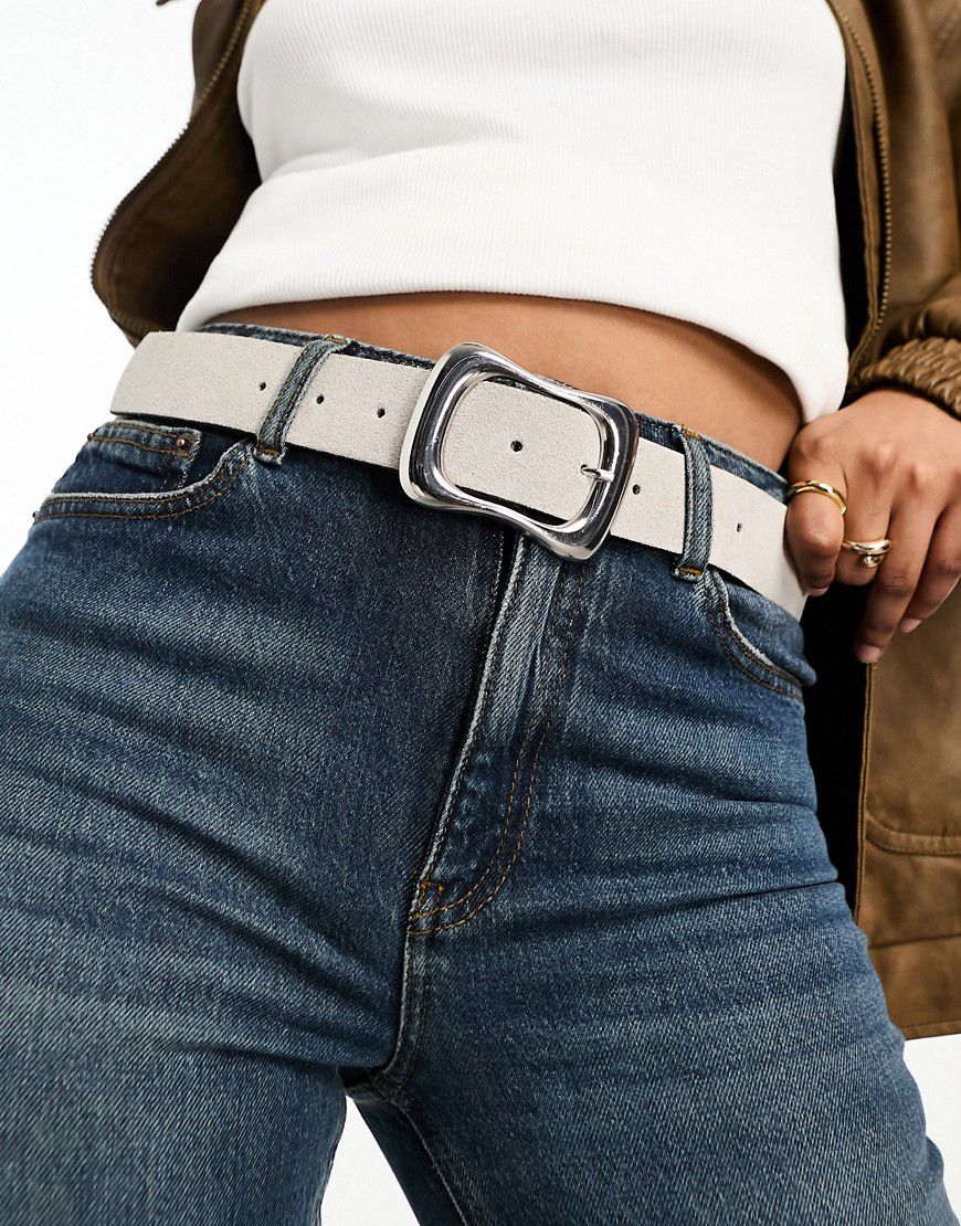 Cintura da jeans per vita e fianchi in camoscio con fibbia ondulata - ASOS DESIGN - Modalova
