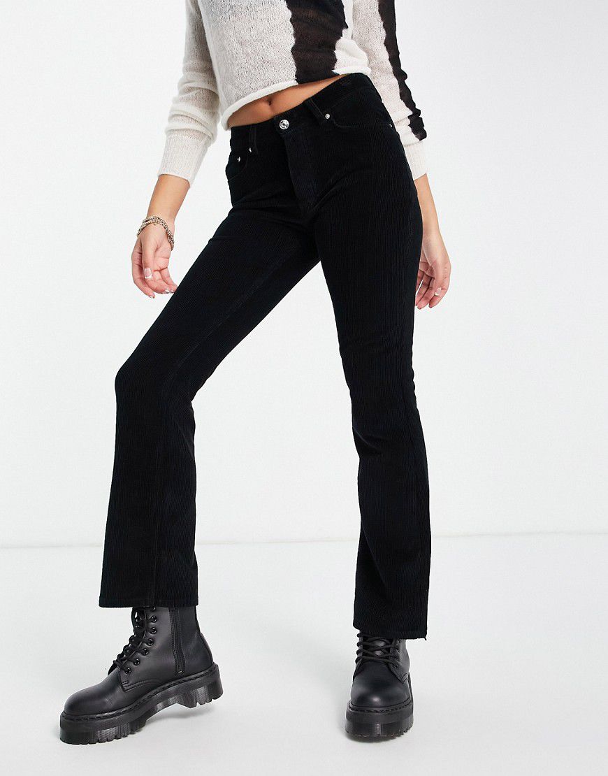 Jeans a zampa a vita bassa in tessuto rigido a coste - ASOS DESIGN - Modalova