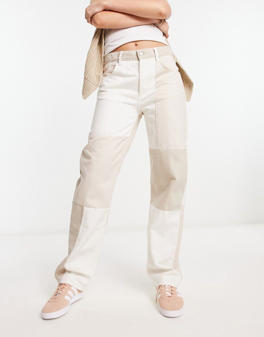 Jeans boyfriend ampi con motivo patchwork in tonalità neutre - ASOS DESIGN - Modalova
