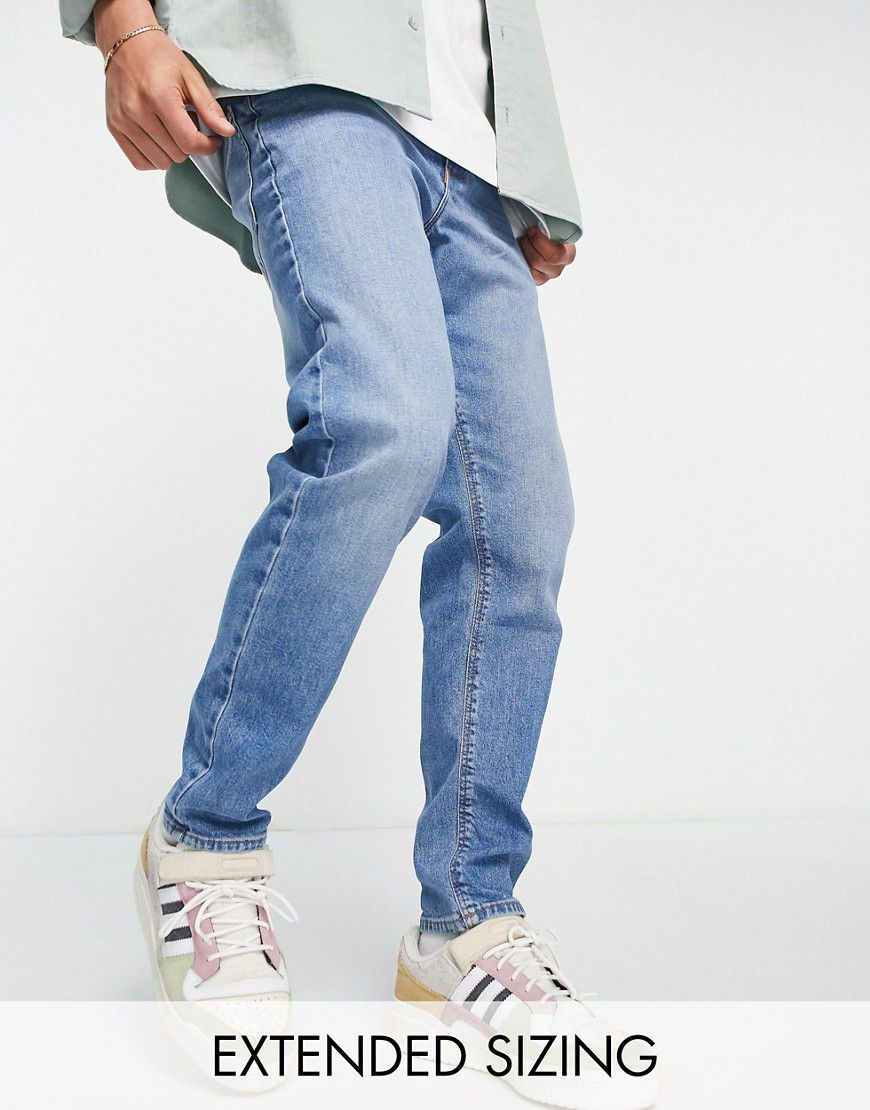 Jeans elasticizzati affusolati lavaggio medio anni '90 - ASOS DESIGN - Modalova