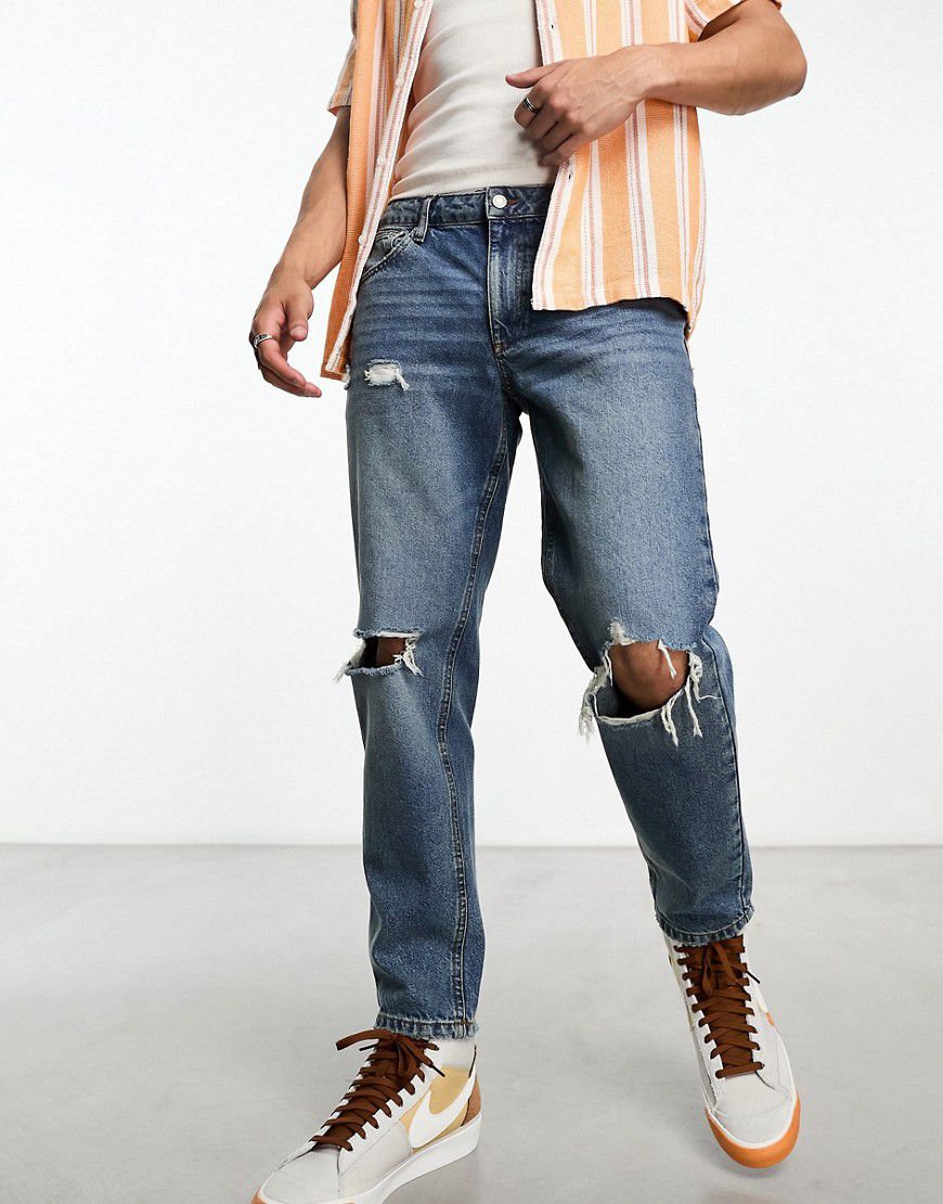 Jeans rigidi modello classico lavaggio medio con strappi sulle ginocchia - ASOS DESIGN - Modalova