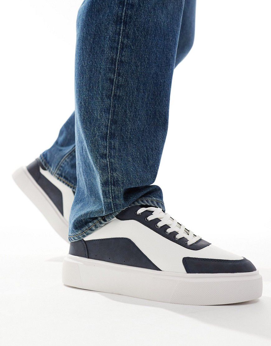 Sneakers bianche con suola spessa e dettagli blu - ASOS DESIGN - Modalova