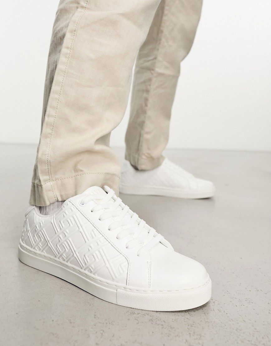 Sneakers stringate bianche con monogramma in rilievo - ASOS DESIGN - Modalova