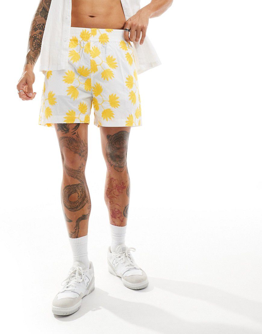 Pantaloncini ampi bianchi con ricami floreali gialli - ASOS DESIGN - Modalova
