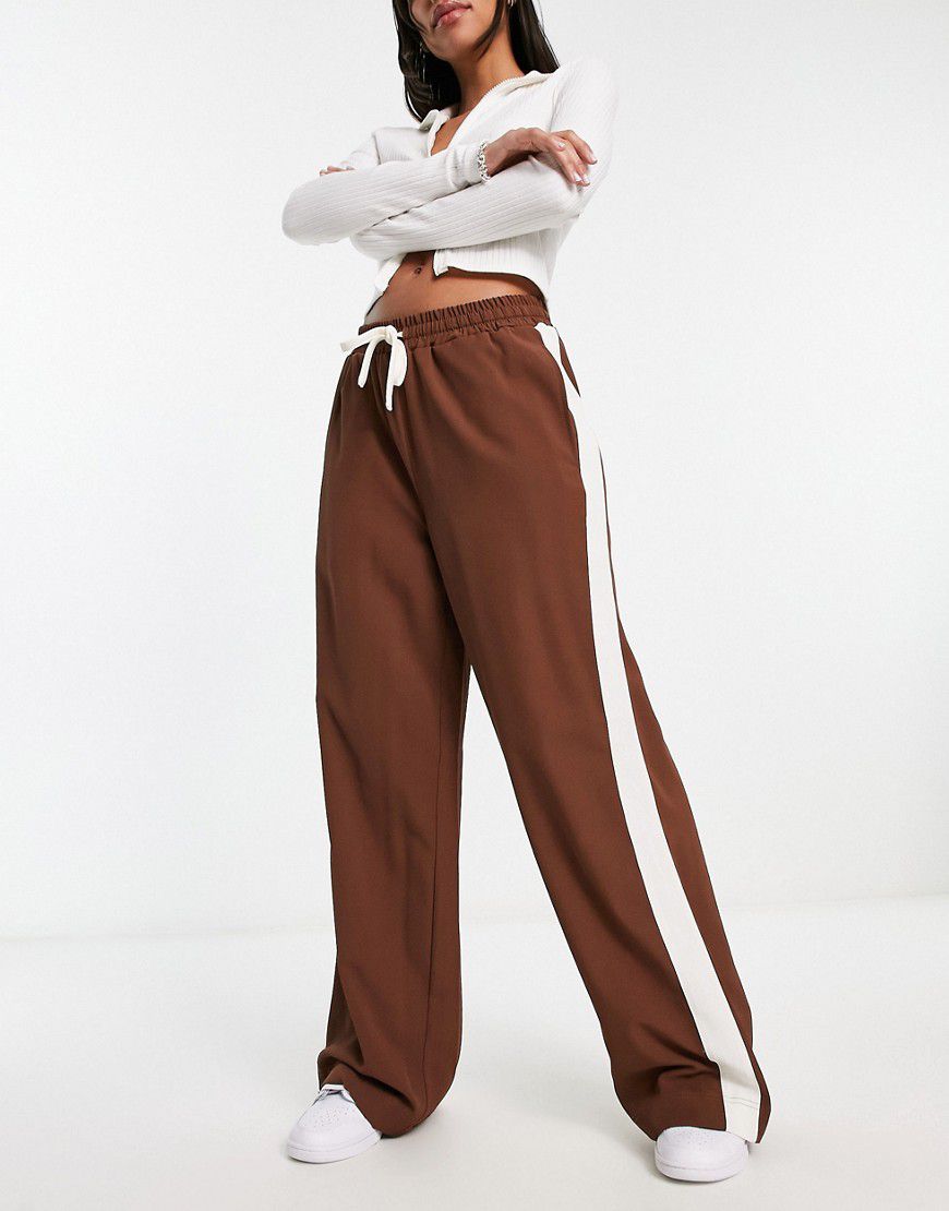 Pantaloni marroni con pannello a contrasto - ASOS DESIGN - Modalova