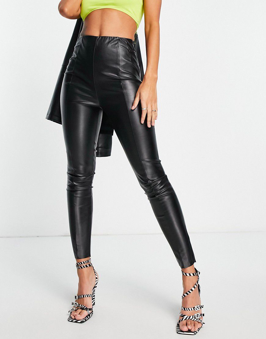 Pantaloni super skinny modellanti neri in pelle sintetica - ASOS DESIGN - Modalova