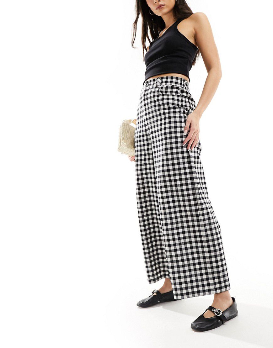 Pantaloni taglio corto a fondo ampio a quadretti bianchi e neri - ASOS DESIGN - Modalova