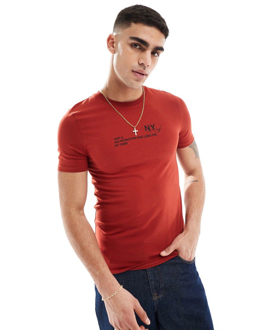 T-shirt attillata rossa con stampa sul petto - ASOS DESIGN - Modalova