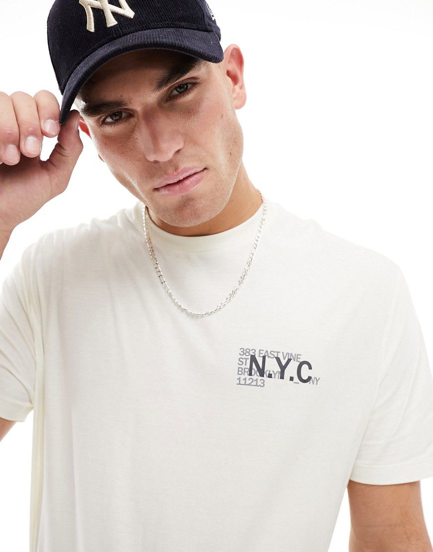 T-shirt comoda beige con stampa NYC sul petto - ASOS DESIGN - Modalova