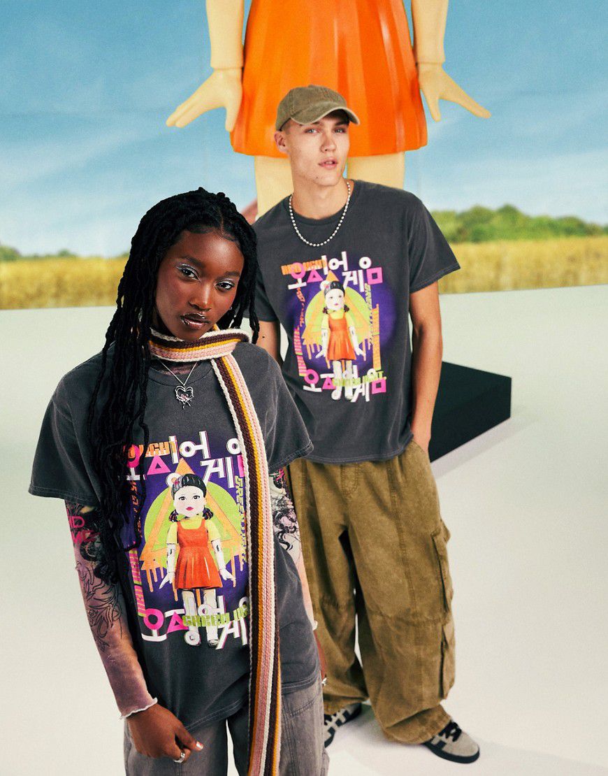 X Squid Game: The Challenge - T-shirt unisex color antracite slavato con bambola Young-hee - ASOS DESIGN - Modalova