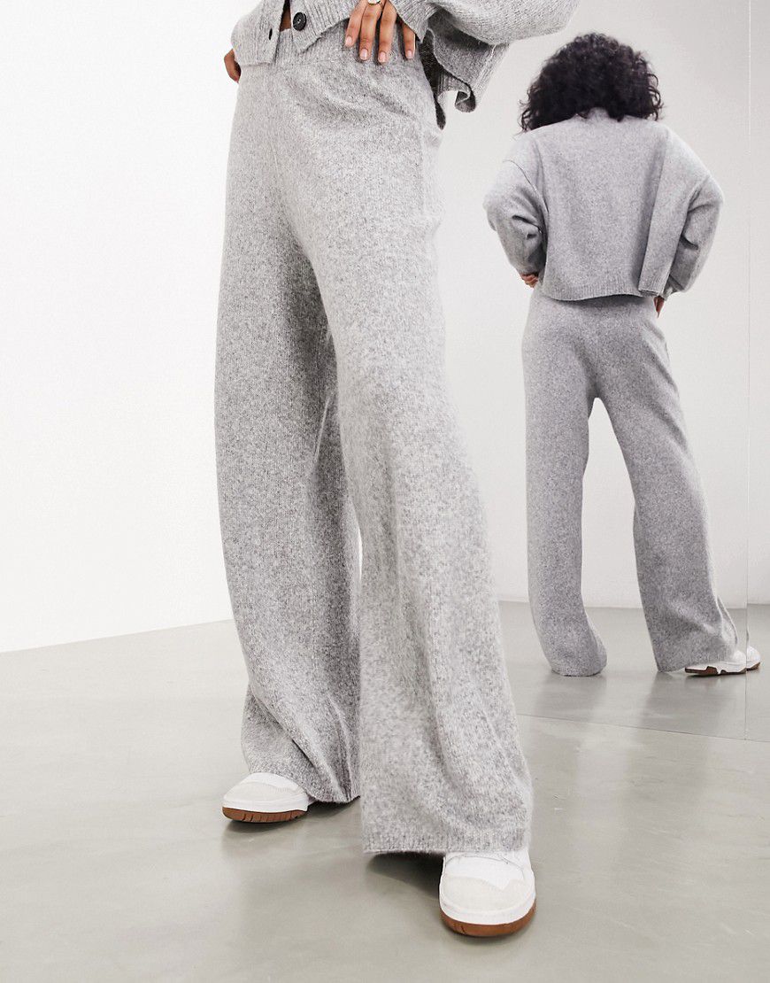 Pantaloni a fondo ampio in maglia chiaro - ASOS EDITION - Modalova