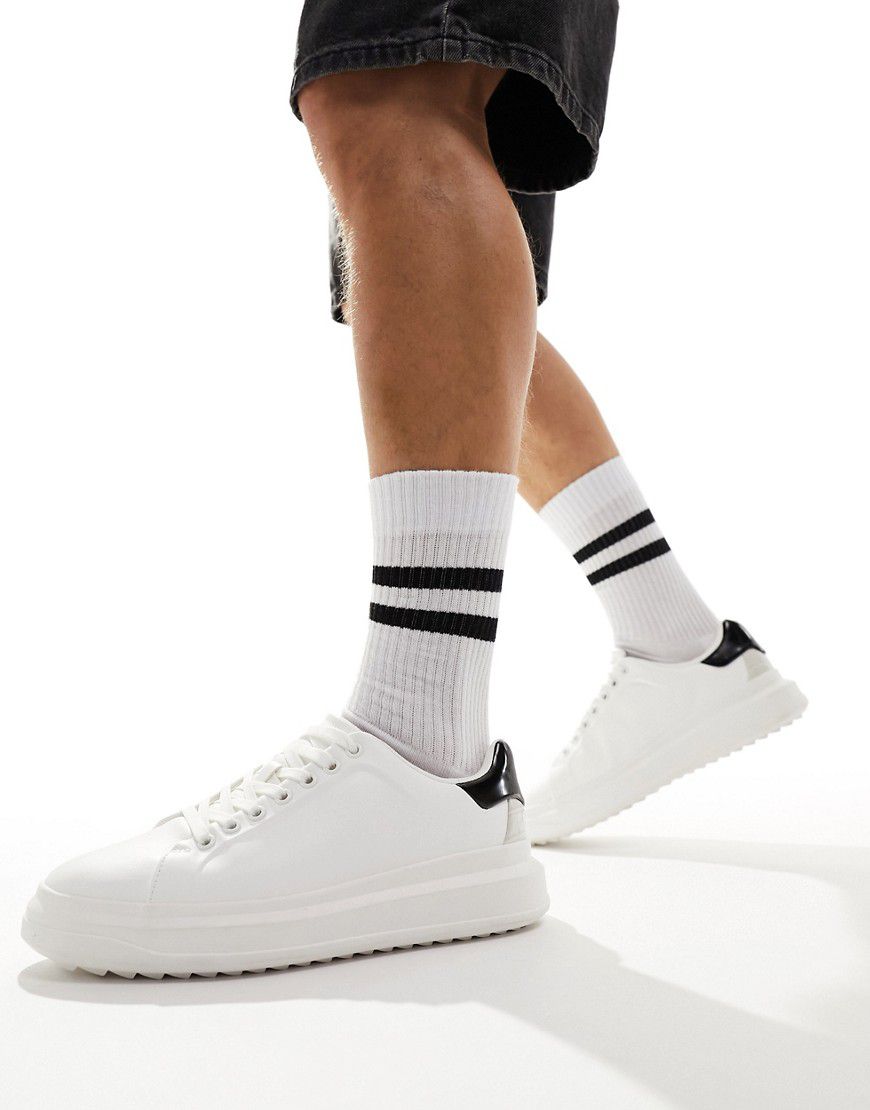 Chunky sneakers bianche con linguetta sul tallone a contrasto - Bershka - Modalova