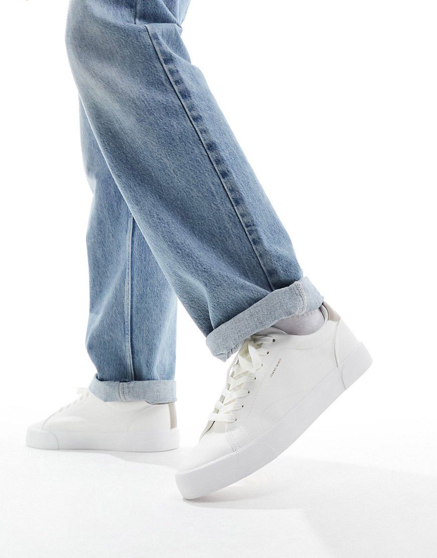 Sneakers bianche con linguetta sul tallone a contrasto color cuoio - Bershka - Modalova