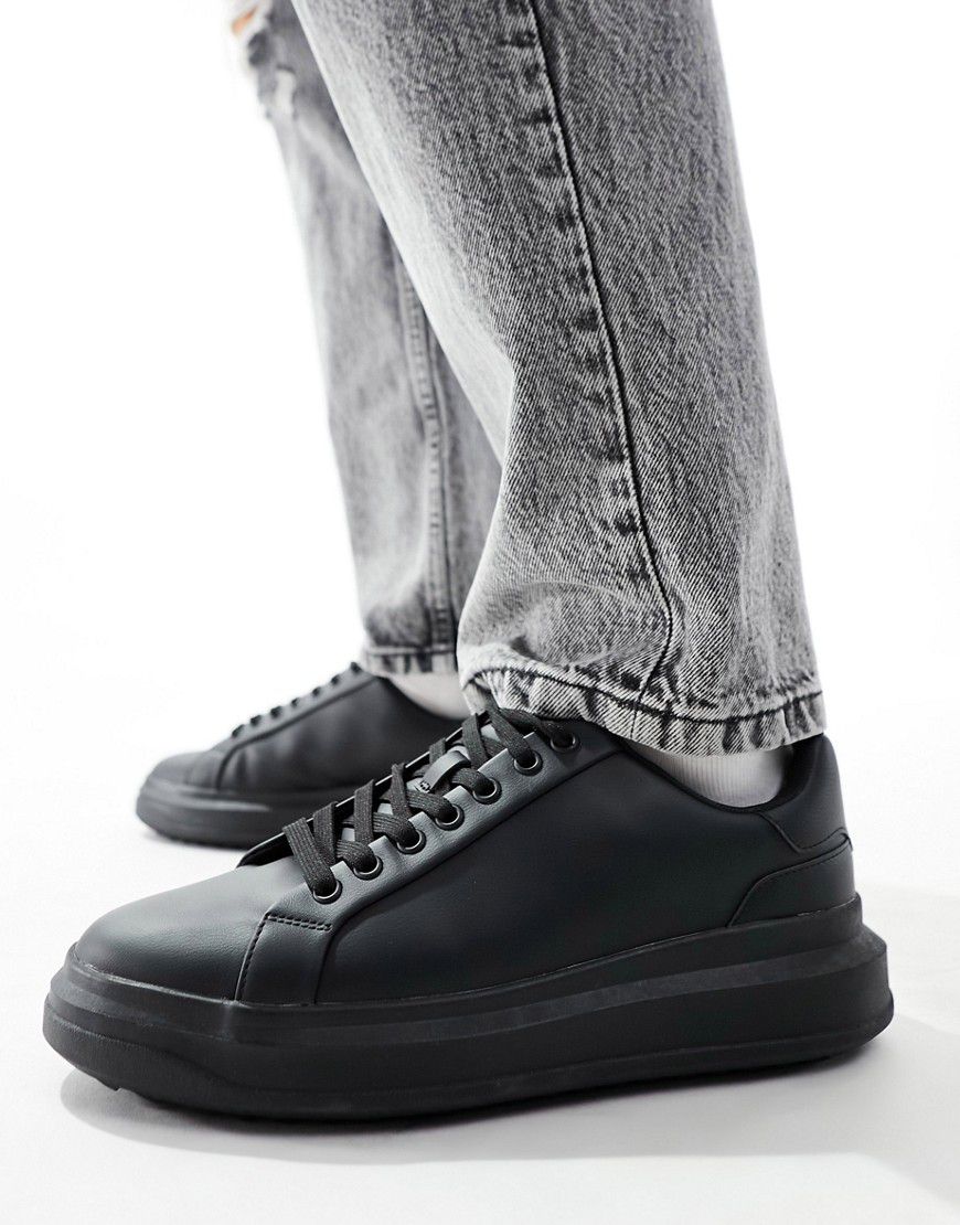 Sneakers nere con suola spessa e linguetta sul tallone a contrasto - Bershka - Modalova